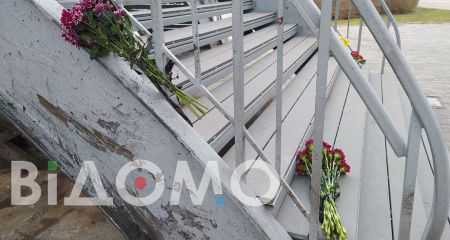 Смертельна ДТП у Дніпрі: люди несуть квіти до мосту на Монастирський острів (ФОТО, ВІДЕО)
