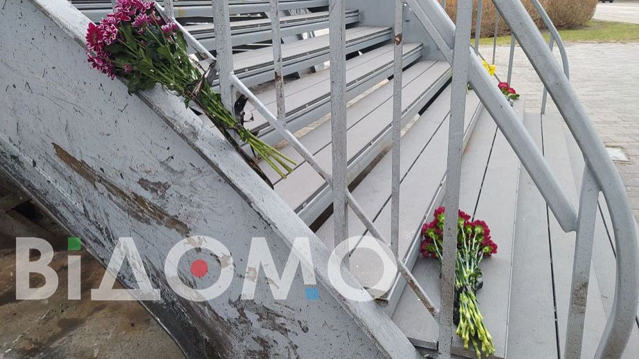 Смертельное ДТП в Днепре: люди несут цветы к мосту на Монастырский остров (ФОТО, ВИДЕО)