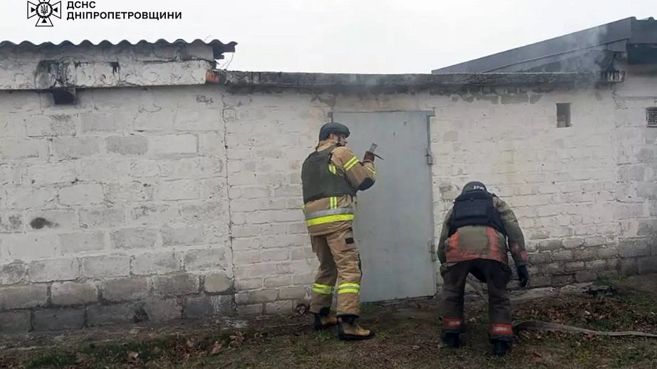 На Нікопольщині вогнеборці рятували від вогню гараж (ФОТО)