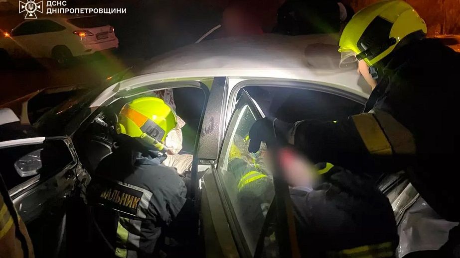 У Дніпрі після жорсткої ДТП рятувальники діставали жінок із понівеченого автомобіля (ФОТО)