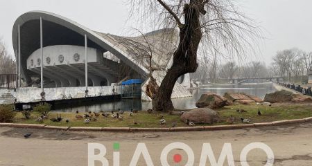 Ребенок на качелях в пустом парке: как выглядит в Днепре утро 1 января (ФОТО, ВИДЕО)