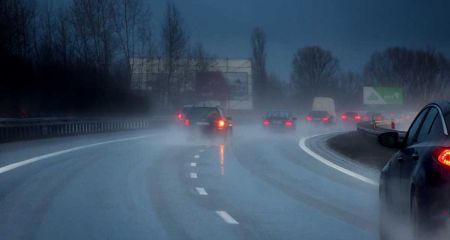 Як у Дніпрі на слизьких дорогах автомобілі заносить на поворотах (ВІДЕО)