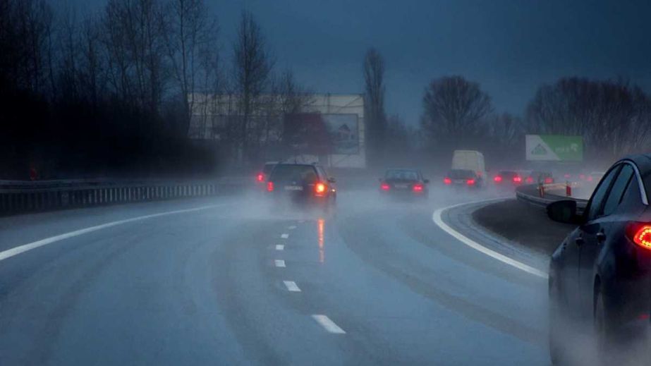 Як у Дніпрі на слизьких дорогах автомобілі заносить на поворотах (ВІДЕО)