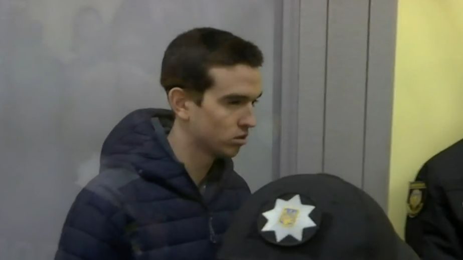 Во Львове подозреваемого в убийстве Фарион жителя Днепра заводили в суд под скандирование толпы (ВИДЕО)