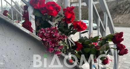 У Дніпрі місце смертельної ДТП біля мосту перетворюється на справжній меморіал (ФОТО, ВІДЕО)