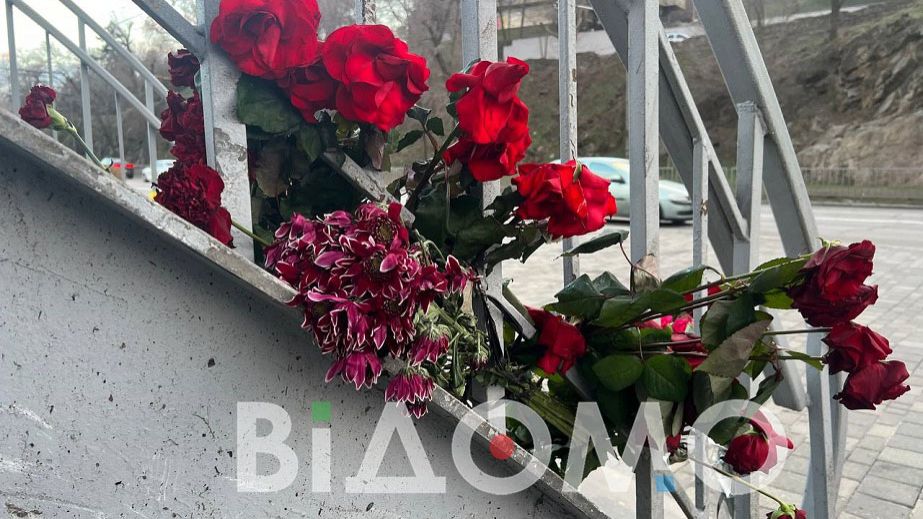 В Днепре место смертельного ДТП возле моста превращается в настоящий мемориал (ФОТО, ВИДЕО)