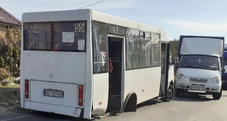У Дніпрі пасажири штовхали маршрутку (ВІДЕО)