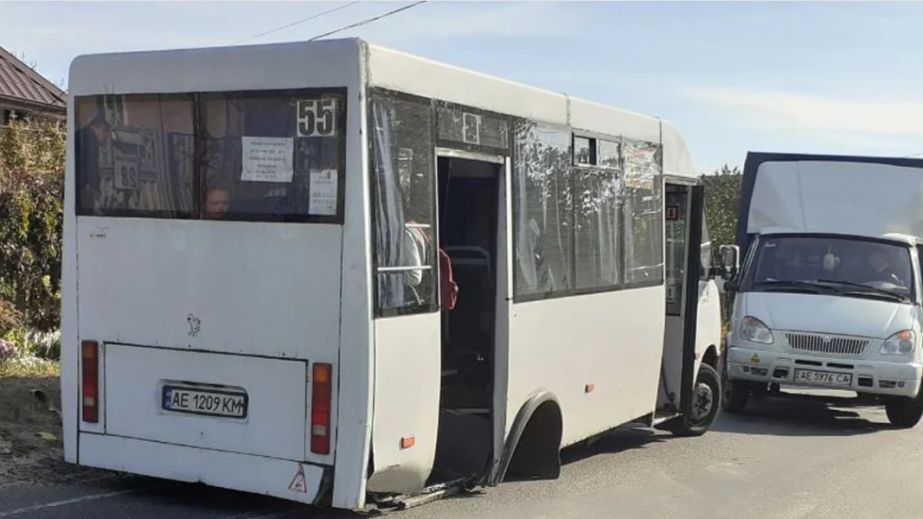 В Днепре пассажиры толкали маршрутку (ВИДЕО)