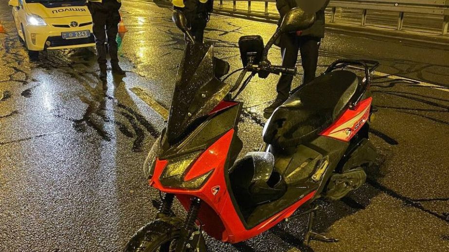 В Днепре подросток на мопеде влетел в автомобиль