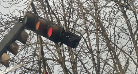 У Кривому Розі біля міськради автомобіль влетів у світлофор (ФОТО, ВІДЕО)