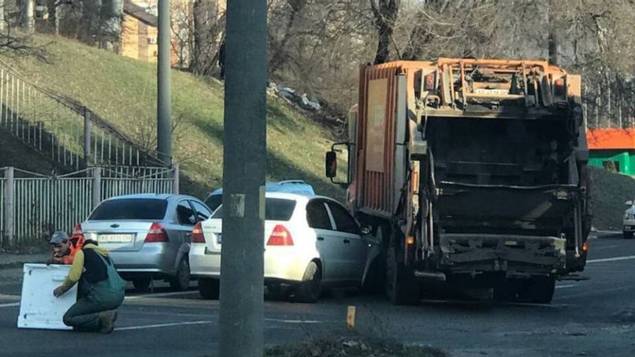 На одной из улиц Днепра столкнулись легковушка и мусоровоз