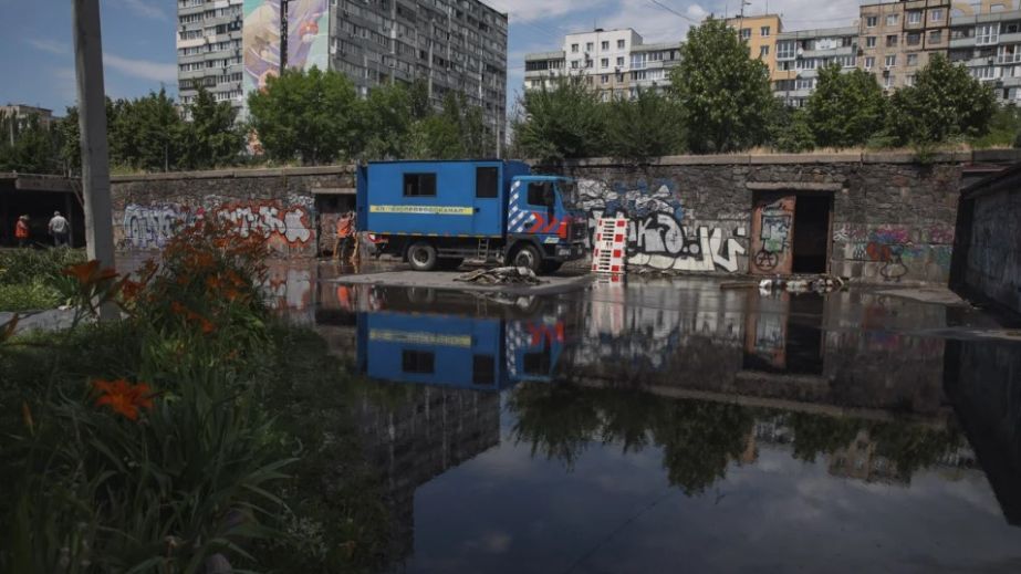 Сонячну Набережну у Дніпрі залило водою: причина (ФОТО)