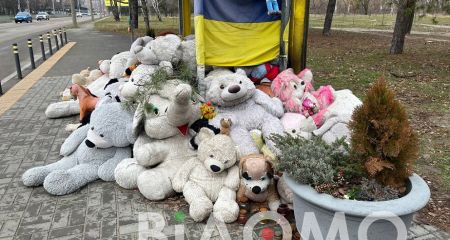 Море іграшкок на зупинці: як виглядає відновлений після ракетного удару будинок на Перемозі (ФОТО, ВІДЕО)