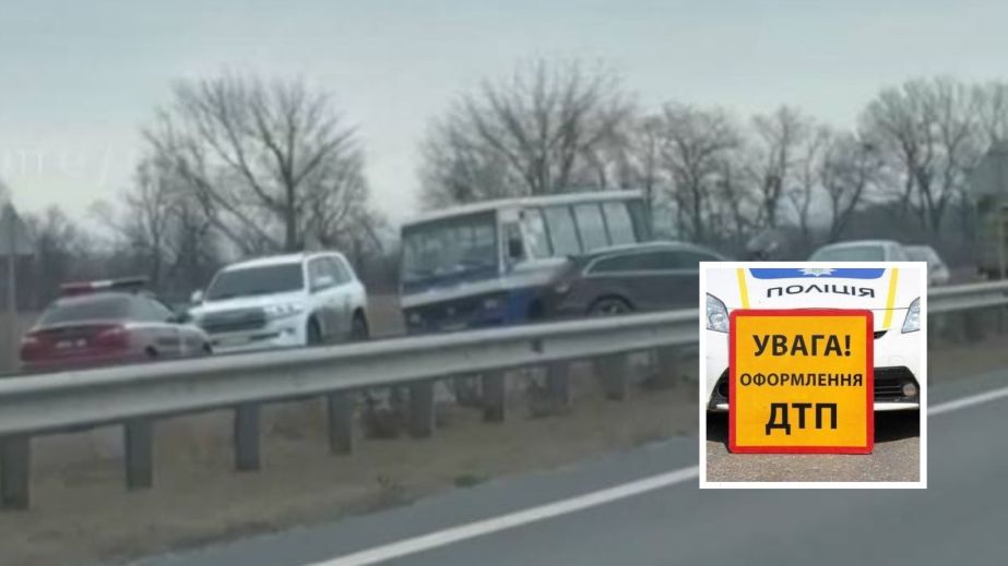 На трасі Дніпро - Павлоград сталася серйозна аварія за участі рейсового автобуса (ФОТО, ВІДЕО)