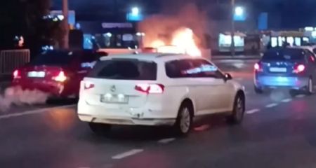 В Днепре на Березинке посреди дороги загорелся автомобиль (ВИДЕО)