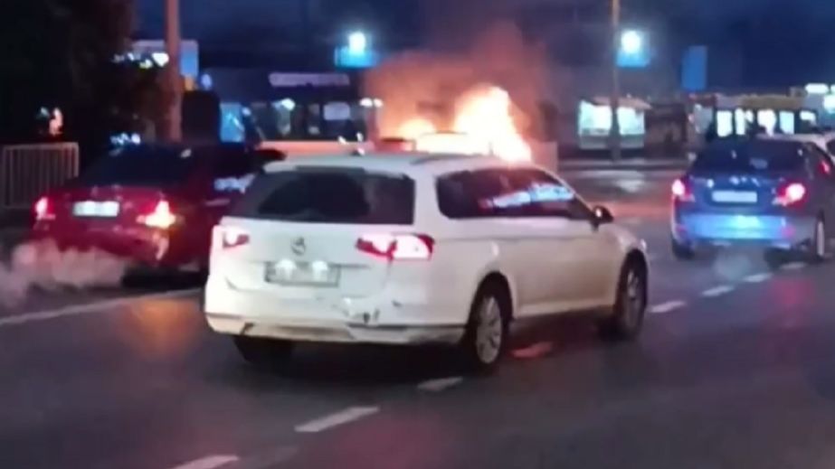 У Дніпрі на Березинці посеред дороги загорівся автомобіль (ВІДЕО)