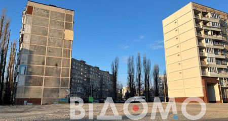 У Дніпрі люди несуть квіти на другу річницю ракетного удару по будинку на Перемозі (ФОТО, ВІДЕО)