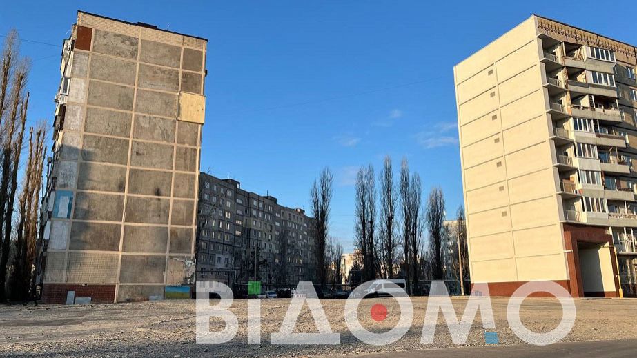В Днепре люди несут цветы на вторую годовщину ракетного удара по дому на Победе (ФОТО, ВИДЕО)