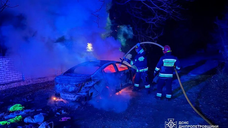 В Днепре под утро посреди улицы загорелся автомобиль (ФОТО)