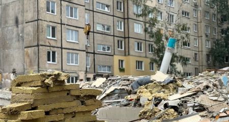 У Дніпрі завершують демонтаж секцій будинку, в який влучила російська ракета (ФОТО)