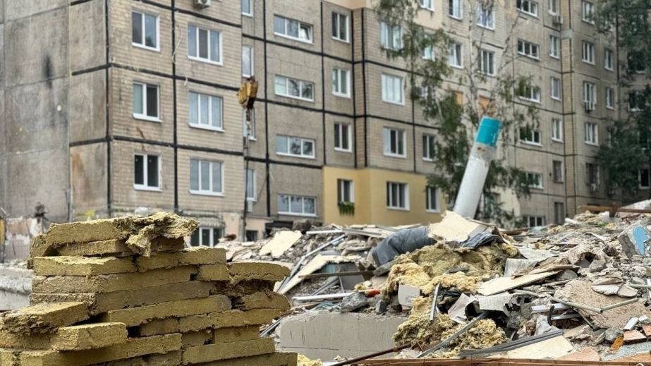 В Днепре завершают демонтаж секций дома, в который попала российская ракета (ФОТО)