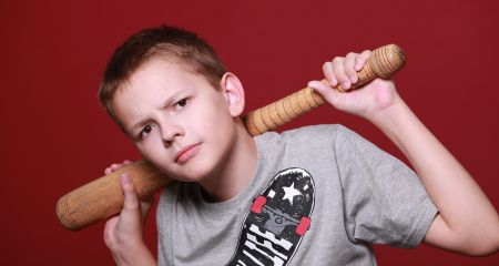 Плюють та знімають на відео: у Дніпрі група підлітків цькує продавчиню (ВІДЕО)