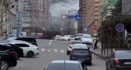 У центрі Дніпра виникла сильна пожежа у будинку (ВІДЕО)