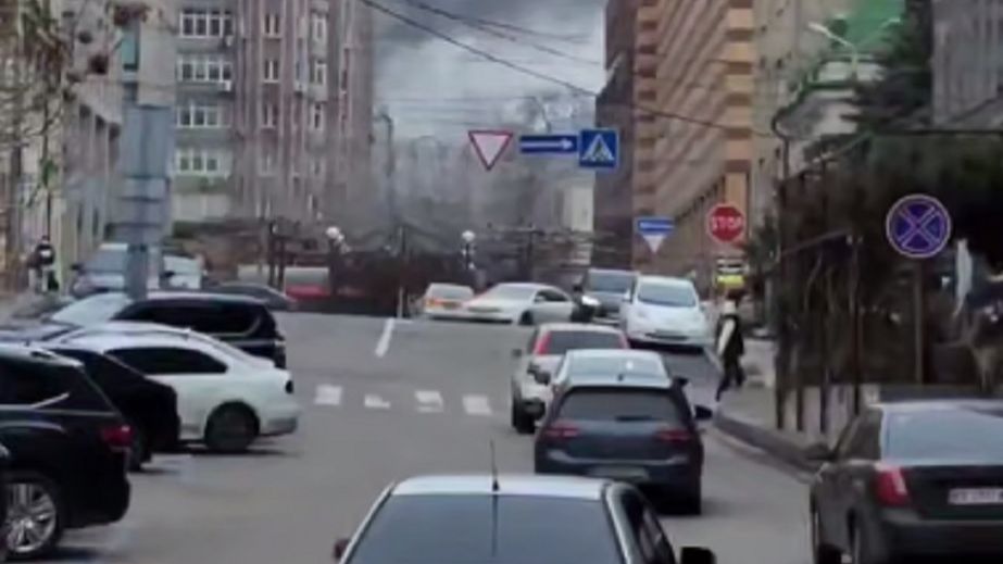 У центрі Дніпра виникла сильна пожежа у будинку (ВІДЕО)