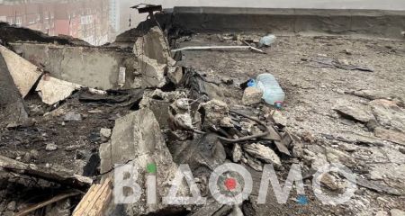 Вирвані плити і шматки бетону: як виглядає дах багатоповерхівки у Дніпрі після атаки "шахедами" (ФОТО, ВІДЕО)
