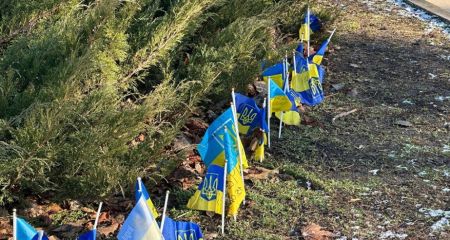 На Дніпропетровщині вандали вирвали прапори України на меморіалі загиблим героям (ФОТО)