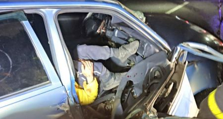 На трассе между Днепром и Павлоградом автомобиль врезался в отбойник: пассажира доставали спасатели (ФОТО)