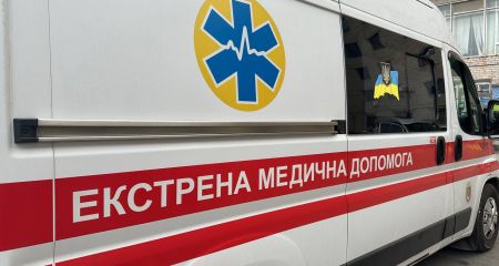 У Марганці п'яний чоловік кидався на лікарів швидкої та зачинив їх у хаті