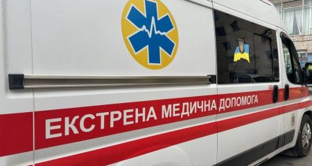 У Дніпрі чоловіку стало зле на зупинці громадського транспорту (ВІДЕО)