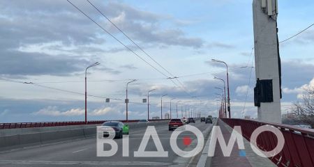Жінку-самогубцю врятували на Новому мосту у Дніпрі (ФОТО)