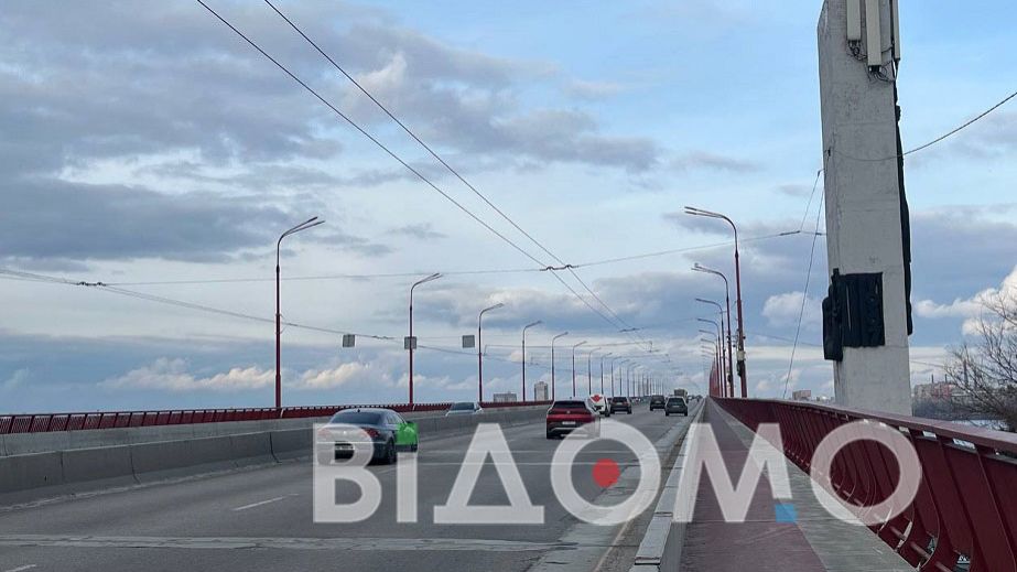 Жінку-самогубцю врятували на Новому мосту у Дніпрі (ФОТО)