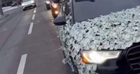 Вулицями Дніпра їздив автомобіль, обклеєний грошима (ВІДЕО)