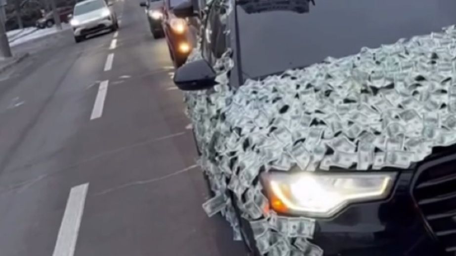 Вулицями Дніпра їздив автомобіль, обклеєний грошима (ВІДЕО)