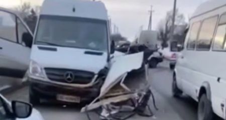 У Дніпрі легковик вискочив на зустрічну смугу і був зім'ятий маршруткою (ВІДЕО)