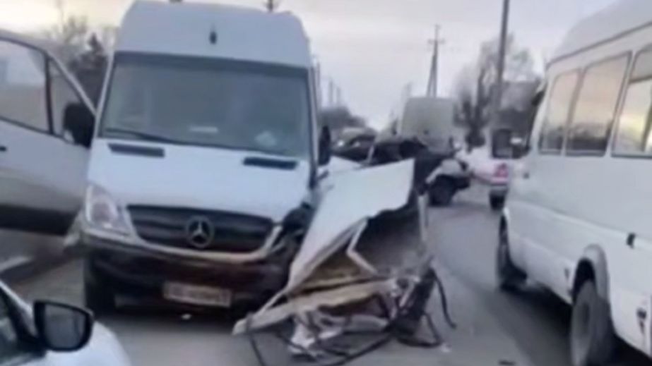 В Днепре легковушка выскочила на встречную полосу и была смята маршруткой (ВИДЕО)