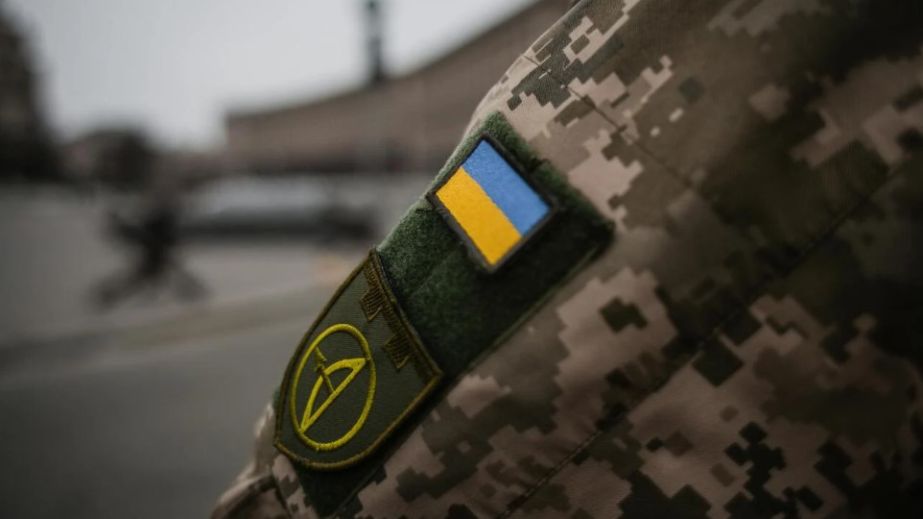 В Днепре мужчина убегал от ТЦК и попал под автомобиль (ВИДЕО)