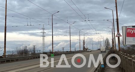 В Днепре коммунальщики посыпают песком сухие дороги (ВИДЕО)