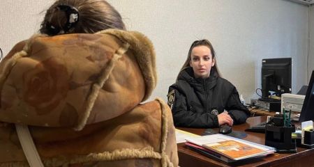 У Кам'янському перехожа попросила у жінки хустинку та спробувала видерти в неї телефон