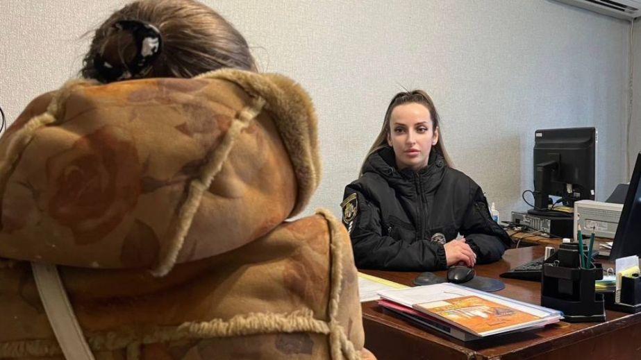 В Каменском прохожая попросила у женщины салфетку и попыталась вырвать у нее телефон