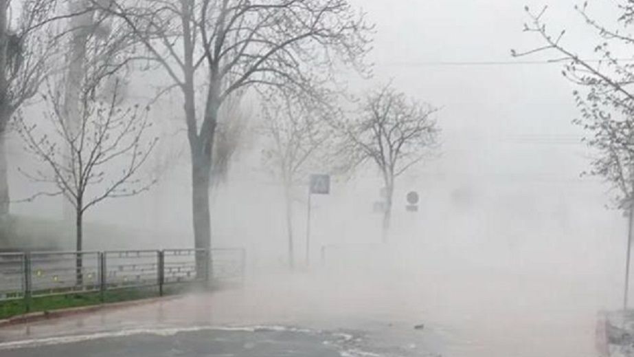 В Кривом Роге порыв трубы теплоснабжения разморозил пруд (ВИДЕО)