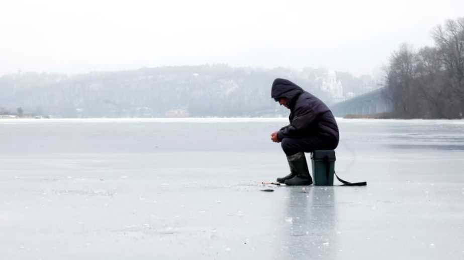 У Кривому Розі з води дістали тіло рибалки, який провалився під кригу
