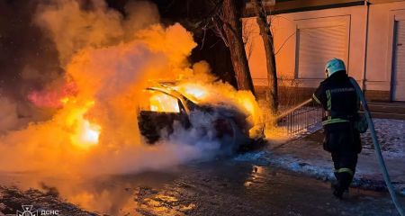 В Днепре посреди улицы горел и взрывался автомобиль (ФОТО, ВИДЕО)