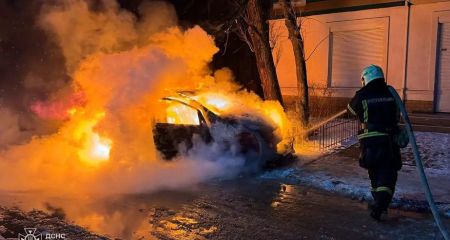 В Днепре на Калиновой посреди двора пылал полицейский автомобиль (ВИДЕО)