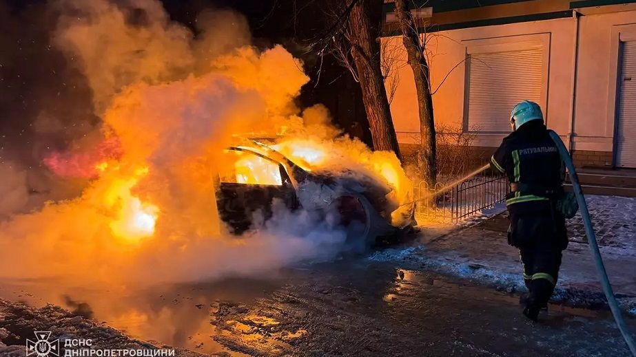 В Днепре на Калиновой посреди двора пылал полицейский автомобиль (ВИДЕО)