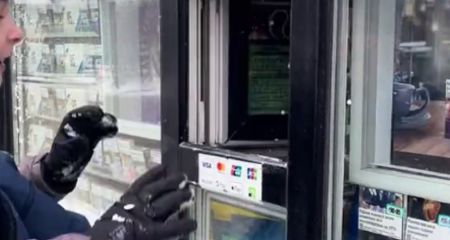 У Дніпрі підлітки жбурляли сніжки у продавчиню кіоска (ВІДЕО)