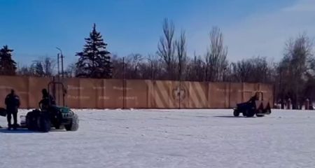 Як у Кривому Розі звільняють поле стадіону від снігу (ВІДЕО)